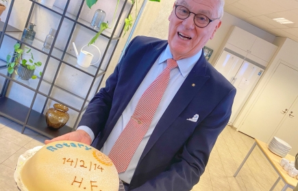 Henrik Forsgren med jubileumstårtan.